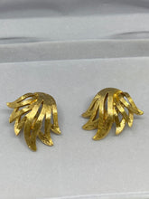 Load image into Gallery viewer, MONET Excellent New condition 18k gold plated - Set Brooch and Earrings. (SKU #418)