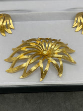 Load image into Gallery viewer, MONET Excellent New condition 18k gold plated - Set Brooch and Earrings. (SKU #418)