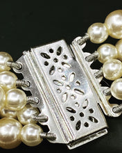 Load image into Gallery viewer, Runway Statement Glass Pearl Bicolour Necklace Size: 45-4 Total weight 150 g