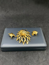 Load image into Gallery viewer, MONET Excellent New condition 18k gold plated - Set Brooch and Earrings. (SKU #418)