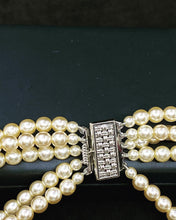 Load image into Gallery viewer, Runway Statement Glass Pearl Bicolour Necklace Size: 45-4 Total weight 150 g