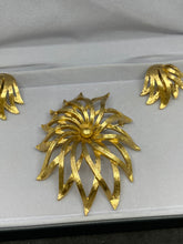 Load image into Gallery viewer, MONET Excellent New condition 18k gold plated - Set Brooch and Earrings. (SKU #418)