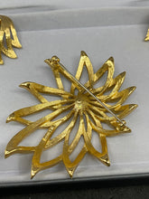 Load image into Gallery viewer, MONET Excellent New condition 18k gold plated - Set Brooch and Earrings. (SKU #418)