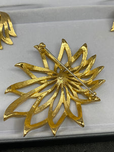 MONET Excellent New condition 18k gold plated - Set Brooch and Earrings. (SKU #418)