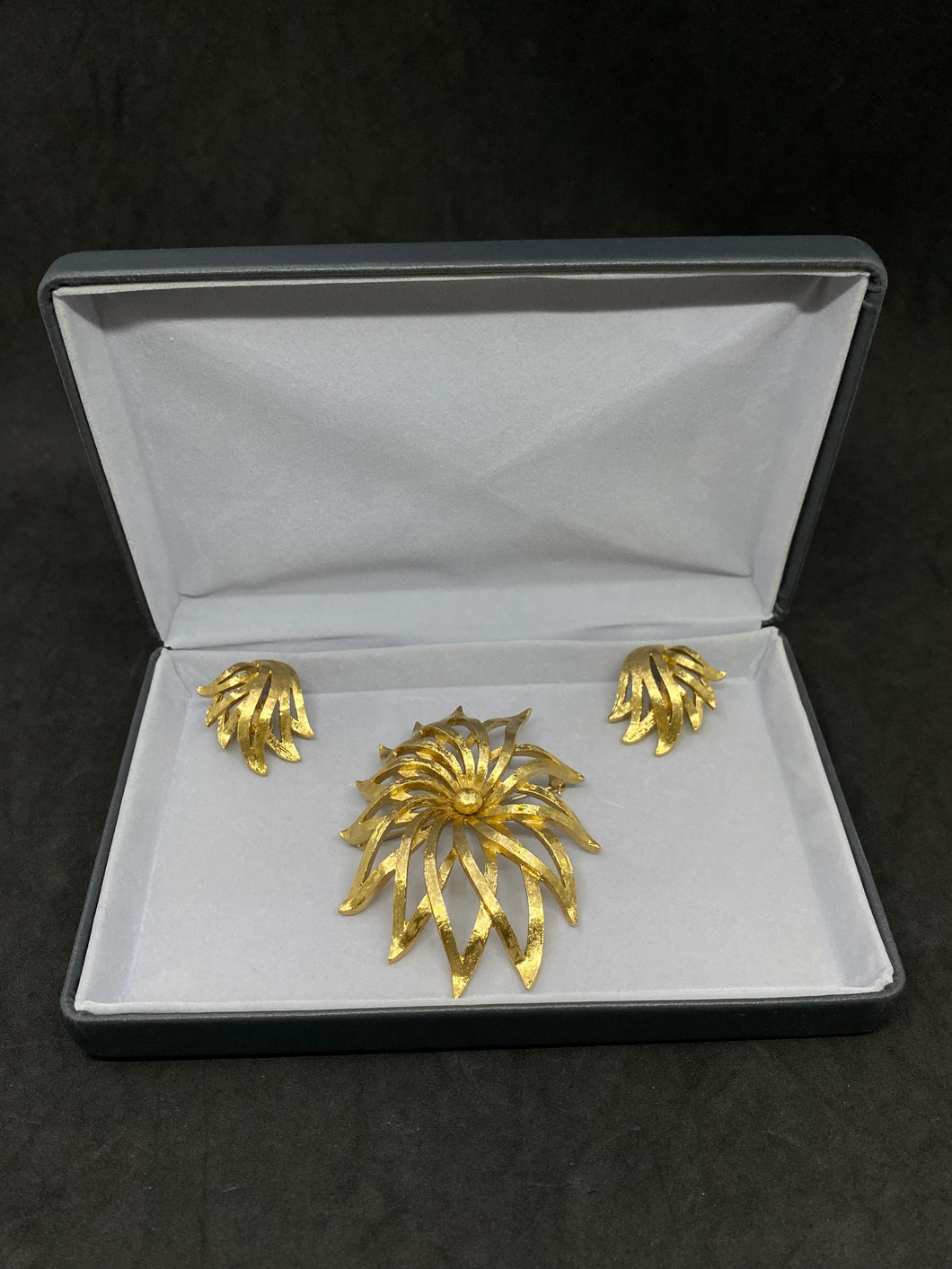 MONET Excellent New condition 18k gold plated - Set Brooch and Earrings. (SKU #418)