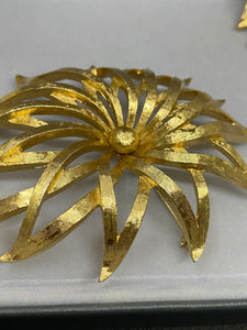 MONET Excellent New condition 18k gold plated - Set Brooch and Earrings. (SKU #418)